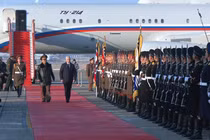 Bộ trưởng Quốc phòng Nga Andrei Belousov (phải) được Bộ trưởng Quốc phòng Triều Tiên No Kwang Chol chào đón khi tới sân bay quốc tế Bình Nhưỡng. Ảnh: HinduTimes.