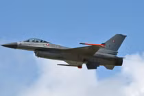 Một chiếc F-16 của Không quân Hoàng gia Đan Mạch biểu diễn trong Triển lãm hàng không quốc tế Farnborough 2024, ngày 22/7/2024. Ảnh: Getty.