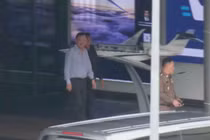Cựu Thủ tướng Thaksin Shinawatra đi về phía xe của mình tại nhà ga máy bay riêng của sân bay Don Mueang, Bangkok, vào chiều 9/9. Ảnh: Bangkok Post.
