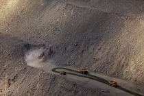 Hoạt động khai thác tại mỏ lộ thiên Southern Iron Ore JV, trong bối cảnh Nga tấn công Ukraine, tại Kryvyi Rih, Ukraine ngày 23/4. Ảnh: Reuters.