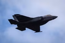 Chiến đấu cơ F-35 của Mỹ bay trong cuộc tập trận quân sự của Ba Lan và các nước đồng minh NATO tại Orzysz, tây bắc Ba Lan vào ngày 17/9. Ảnh: AFP.