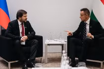 Thứ trưởng thứ nhất Bộ Năng lượng Nga Pavel Sorokin và Ngoại trưởng Hungary Peter Szijjarto. Ảnh: Sputnik.
