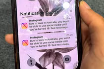 Một thiếu niên cầm điện thoại hiển thị tin nhắn từ Instagram sau khi tài khoản bị khóa để xác minh độ tuổi tại Sydney, Australia hôm 9/12. Ảnh: AFP.