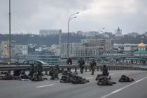 Lực lượng vệ binh quốc gia Ukraine tại Kiev chuẩn bị sẵn vị trí chiến đấu (Ảnh: Reuters)