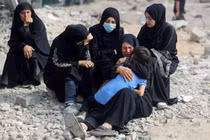 Lễ tang của những người Palestine thiệt mạng trong các vụ tấn công của Israel tại bệnh viện Al-Shifa, thành phố Gaza, ngày 28/8. Ảnh: Reuters.