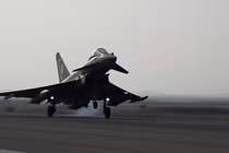 Một máy bay phản lực Eurofighter Typhoon của Không quân Hoàng gia Anh hạ cánh ở Thổ Nhĩ Kỳ. Ảnh: Getty.