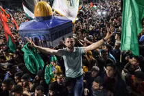 Người dân ăn mừng lệnh ngừng bắn tại Khan Yunis, phía Nam Dải Gaza (Ảnh: AFP)
