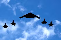 Máy bay ném bom tàng hình B-2 Spirit của Không quân Mỹ được hộ tống bởi 4 máy bay chiến đấu F-35 trong một chuyến bay ngang qua Sông Hudson ngày 4/7/202. Ảnh: Reuters.