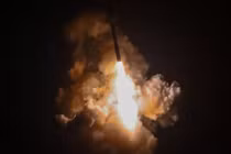 Một tên lửa đạn đạo xuyên lục địa Minuteman III của Mỹ được phóng trong một cuộc thử nghiệm tại Căn cứ Không gian Vandenberg ở California vào ngày 21/5. Ảnh: Newsweek.