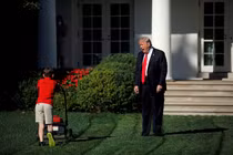 Tổng thống Donald Trump chào đón cậu bé Frank Giaccio, 11 tuổi, khi cậu cắt cỏ ở Vườn Hồng Nhà Trắng ngày 15/9/2017. Frank trước đó đã viết thư cho ông Trump đề nghị được cắt cỏ ở Nhà Trắng. Cuối cùng, cậu được mời đến làm việc trong một ngày tại Nhà Trắng (Ảnh: Reuters)