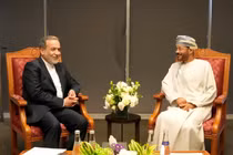 Bộ trưởng Ngoại giao Iran Abbas Araghchi gặp người đồng cấp Oman Sayyid Badr Albusaidi trước cuộc đàm phán với đặc phái viên Trung Đông của Mỹ Steve Witkoff tại Muscat, ngày 12/4. Ảnh: Reuters.