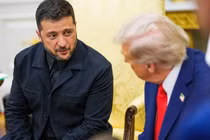 Tổng thống Ukraine Volodymyr Zelensky đã trao cho Tổng thống Mỹ Donald Trump một bức thư do vợ ông là Olena Zelenska viết cho Đệ nhất phu nhân Mỹ Melania. Ảnh: EPA.