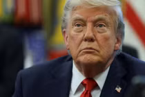 Tổng thống Mỹ Donald Trump ký các sắc lệnh hành pháp tại Phòng Bầu dục ở Nhà Trắng ở Washington, D.C., Mỹ ngày 23/4. Ảnh: Reuters.