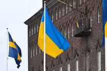 Quốc kỳ Ukraine tại Tòa thị chính ở Stockholm, Thụy Điển. Ảnh: Reuters.