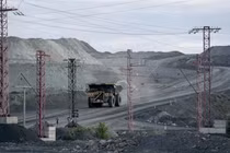 Một chiếc xe ben chở quặng sắt từ địa điểm khai thác gần Horishni Plavni, Ukraine vào tháng 7/2019. ảnh: Getty.