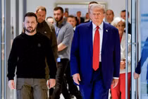 Ông Donald Trump gặp Tổng thống Ukraine Volodymyr Zelensky tại Trump Tower ở New York vào ngày 27/9 (Ảnh: Reuters)