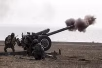 Tiểu đoàn Azov của Ukraine đang tổ chức huấn luyện pháo binh tại làng Urzuf ở miền Đông Ukraine ngày 19/3/2015. Ảnh: Reuters.