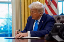 Ngày 20/1, ông Trump ký sắc lệnh chấm dứt quyền công dân theo nơi sinh với con cái người nhập cư bất hợp pháp. Ảnh: Reuters.
