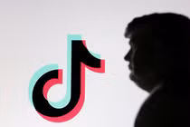 Tổng thống Donald Trump đã ký lệnh hành pháp về TikTok tại Phòng Bầu dục của Nhà Trắng. Ảnh: Reuters. 