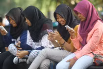 Người dân sử dụng smartphone tại Surakarta, Indonesia (Ảnh: Getty)