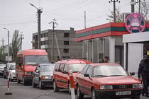 Ô tô chờ rời khỏi Transnistria tại một cửa khẩu biên giới vào năm 2022. Ảnh: AFP