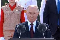 Tổng thống Vladimir Putin tham dự lễ duyệt binh Ngày Hải quân ở St. Petersburg (Ảnh: RT)