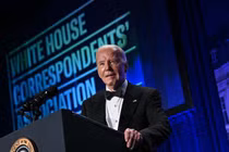 Tổng thống Mỹ Joe Biden phát biểu tại bữa tối của Hiệp hội Phóng viên Nhà Trắng tại khách sạn Washington Hilton, ở Washington, DC hôm 27/4 (Ảnh: AFP)