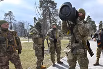Binh sĩ Ukraine kiểm tra lô vũ khí được phương Tây viện trợ, bao gồm ten lửa NLAW của Anh (Ảnh: AFP)
