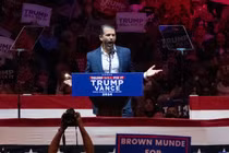 Ông Donald Trump Jr. phát biểu tại cuộc vận động tranh cử của cha mình, ông Donald Trump, ở New York, ngày 27/10 (Ảnh: Getty)