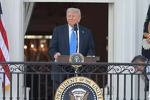 Tổng thống Mỹ Donald Trump phát biểu với khách mời từ Ban công Truman của Nhà Trắng trong một sự kiện tại Bãi cỏ phía Nam vào ngày 4/6. Ảnh: AFP.