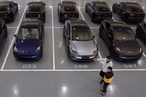 Khách hàng đi ngang qua những chiếc xe điện Tesla tại trung tâm giao hàng của hãng xe này ở Bắc Kinh, Trung Quốc vào tháng 1. Ảnh: Reuters.