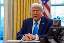 Tổng thống Mỹ Donald Trump phát biểu trước khi ký các sắc lệnh hành pháp tại Phòng Bầu dục ở Nhà Trắng hôm 9/4. Ảnh: Reuters.