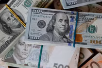 Tiền giấy đô la Mỹ, euro và hryvnia Ukraine trong một bức ảnh minh họa. Ảnh: Reuters.