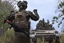 Quân nhân Nga chuẩn bị súng cối hạng nặng tự hành 2S4 Tyulpan bắn về phía các vị trí của Ukraine (Ảnh: Sputnik)