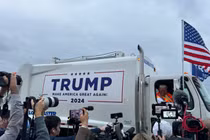 Ông Trump lái xe chở rác đến một sự kiện vận động tranh cử (Ảnh: RT)