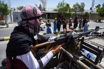 Chiến binh Taliban ngồi sau súng máy đi tuần tra thủ đô Kabul, Afghanistan hôm đầu tuần này (Ảnh: AFP)