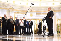 Tổng thống Nga Vladimir Putin phát biểu về các mục tiêu của Nga trong cuộc họp báo tại Ashgabat, Turkmenistan (Ảnh: RT)