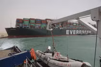 Tàu Ever Given mắc kẹt tại kênh đào Suez, gây ảnh hưởng lớn đến giao thương