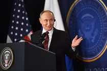 Tổng thống Nga Vladimir Putin tại cuộc họp báo chung với Tổng thống Mỹ Donald Trump. Ảnh: AFP.