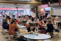 Giá thực phẩm tại các trung tâm bán hàng nổi tiếng của Singapore đã tăng 15% từ năm 2019 đến năm 2023 (Ảnh: Nikkei)