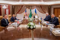 Đại diện của Mỹ và Ukraine gặp gỡ để thảo luận về hòa bình tại Jeddah, Arab Saudi. Ảnh: Reuters.