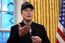 Giám đốc điều hành Tesla và SpaceX, Elon Musk, phát biểu tại Phòng Bầu dục ở Nhà Trắng vào ngày 11/2. Ảnh: Getty.