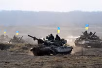 Xe tăng của Ukraine trong một cuộc tập trận ở Zhytomyr (Ảnh: AFP)