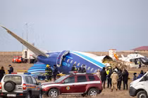 Các mảnh vỡ của chiếc máy bay của hãng hàng không Azerbaijan Airlines sau vụ tai nạn ở Kazakhstan. Ảnh: AFP.