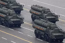 Các dàn tên lửa đất đối không thuộc hệ thống phòng không S-400 của Nga. Ảnh: MW.
