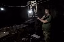 Một khu hầm ở miền Đông Ukraine hiện là nơi sản xuất máy bay không người lái cho quân đội nước này. Ảnh: WSJ.