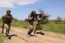 Binh sĩ Ukraine trong một cuộc tập trận ở khu vực Kherson, ngày 2/7/2021 (Ảnh: AFP)