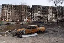 Bên ngoài một tòa nhà ở thành phố Mariupol bị phá hủy trong các cuộc giao tranh giữa Nga và Ukraine (Ảnh: Reuters).