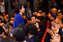 Lãnh đạo đảng Dân chủ Tự do (LDP) mới đắc cử Sanae Takaichi nhận được tràng pháo tay sau khi giành chiến thắng trong cuộc bầu cử lãnh đạo LDP tại Tokyo, Nhật Bản ngày 4/10. Ảnh: Reuters.