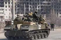 Xe bọc thép của lực lượng thân Nga tại Mariupol, Ukraine (Ảnh: Reuters).